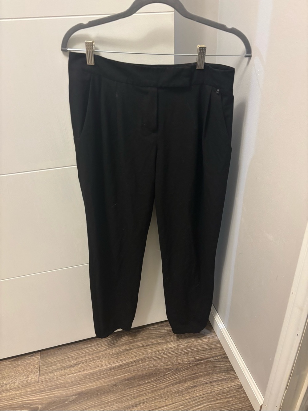 Trina Turk Women’s Black Solid Dress Pants Button Closure Size 4